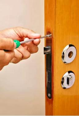 Como instalar uma fechadura de porta | Lusopaulo
